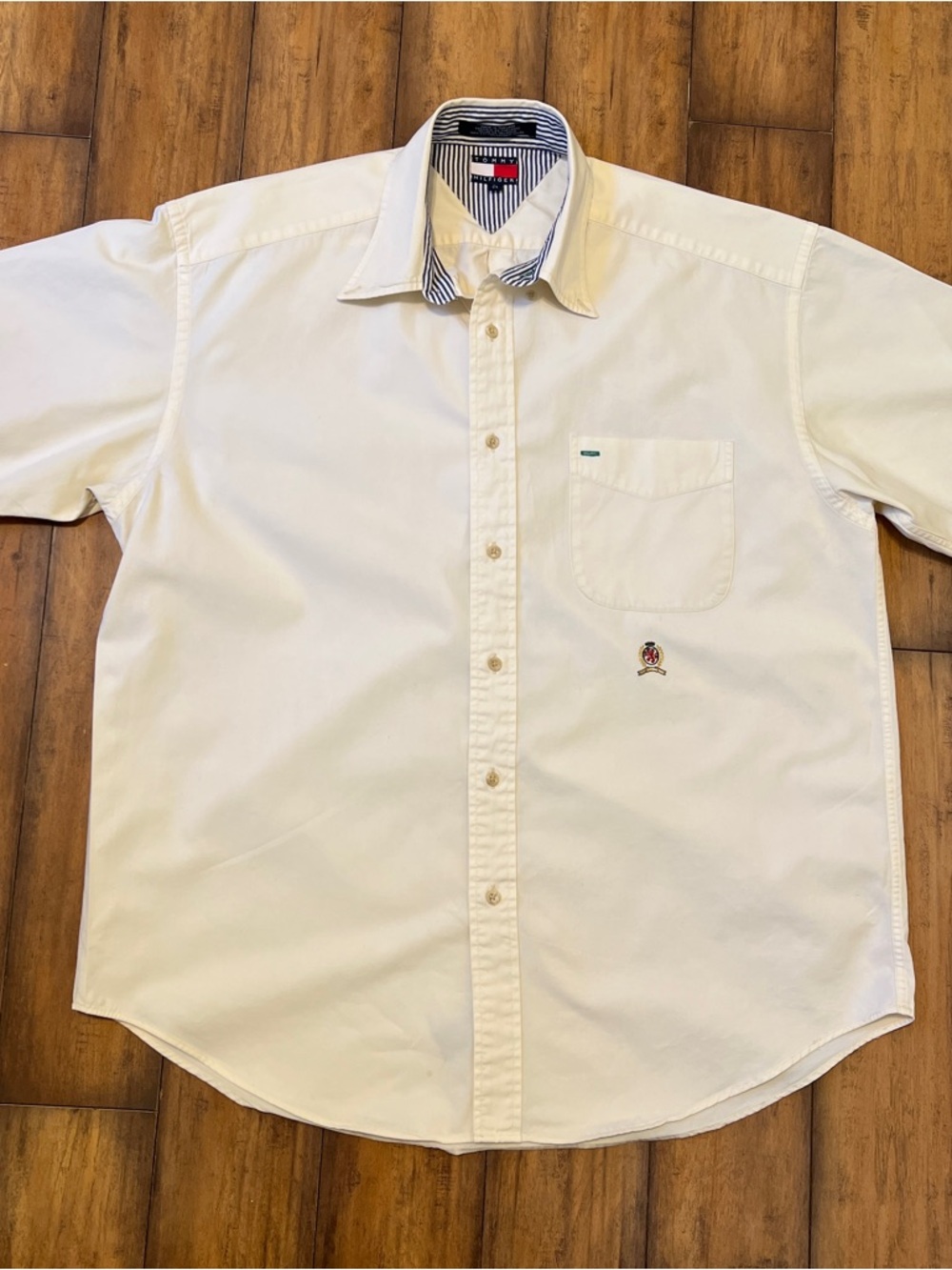 Vtg Tommy Hilfiger Cream Short-Sleeve Button-Down Shirt with crest 100% Cotton L
